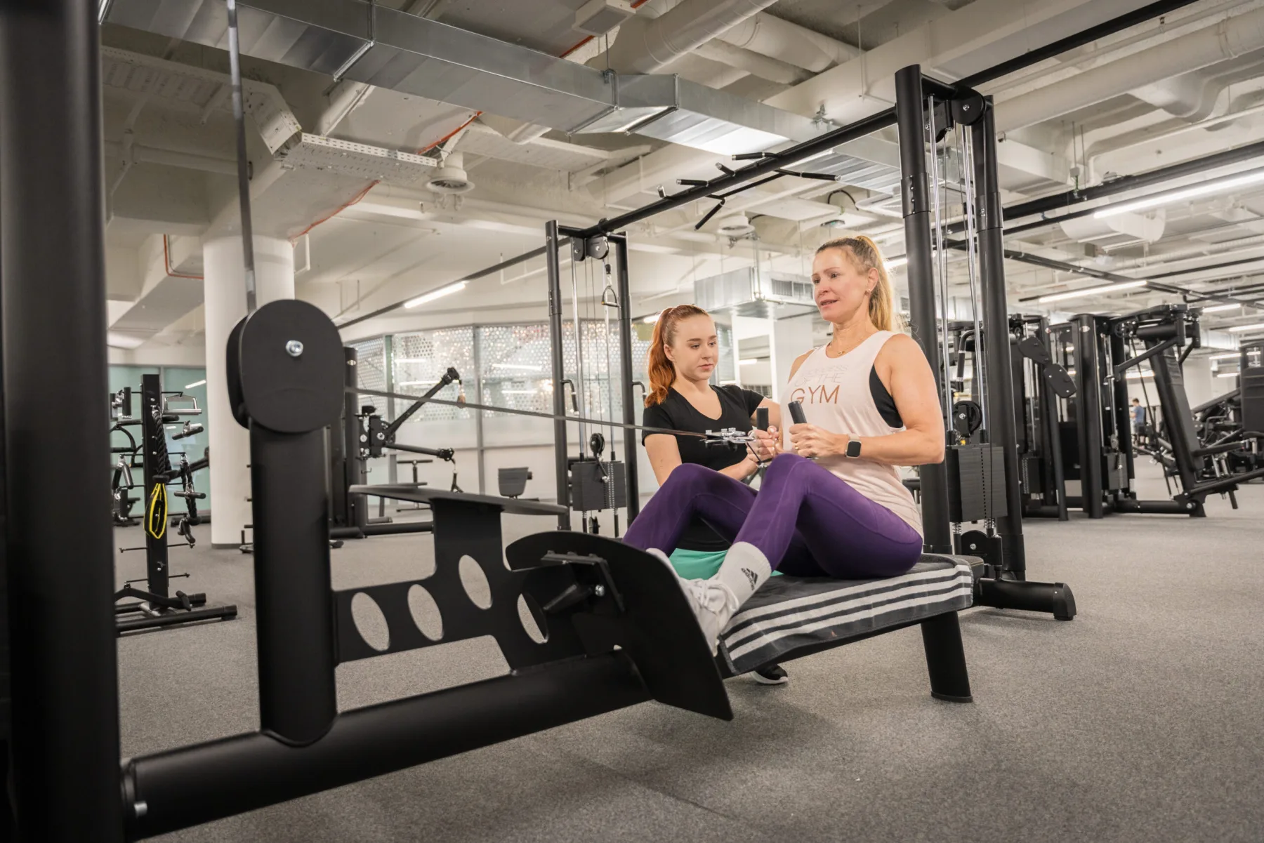 Michelle Emminger begleitet eine Kundin beim Personal Training in Wien